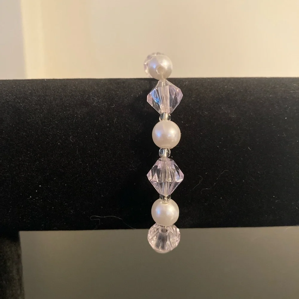 Pearly and clear beaded stretchy bracelet